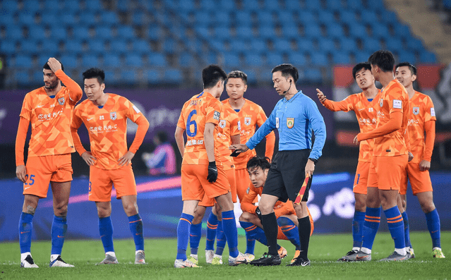 荷甲赛程吃紧；广州队清晨止住颓势；质疑声仍在；身体对抗强度拉满(荷甲附加赛赛程)-英雄联盟有礼投注